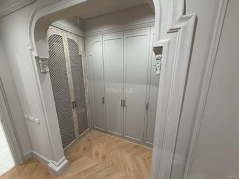 Satılır 4 otaqlı mənzil 210 m²