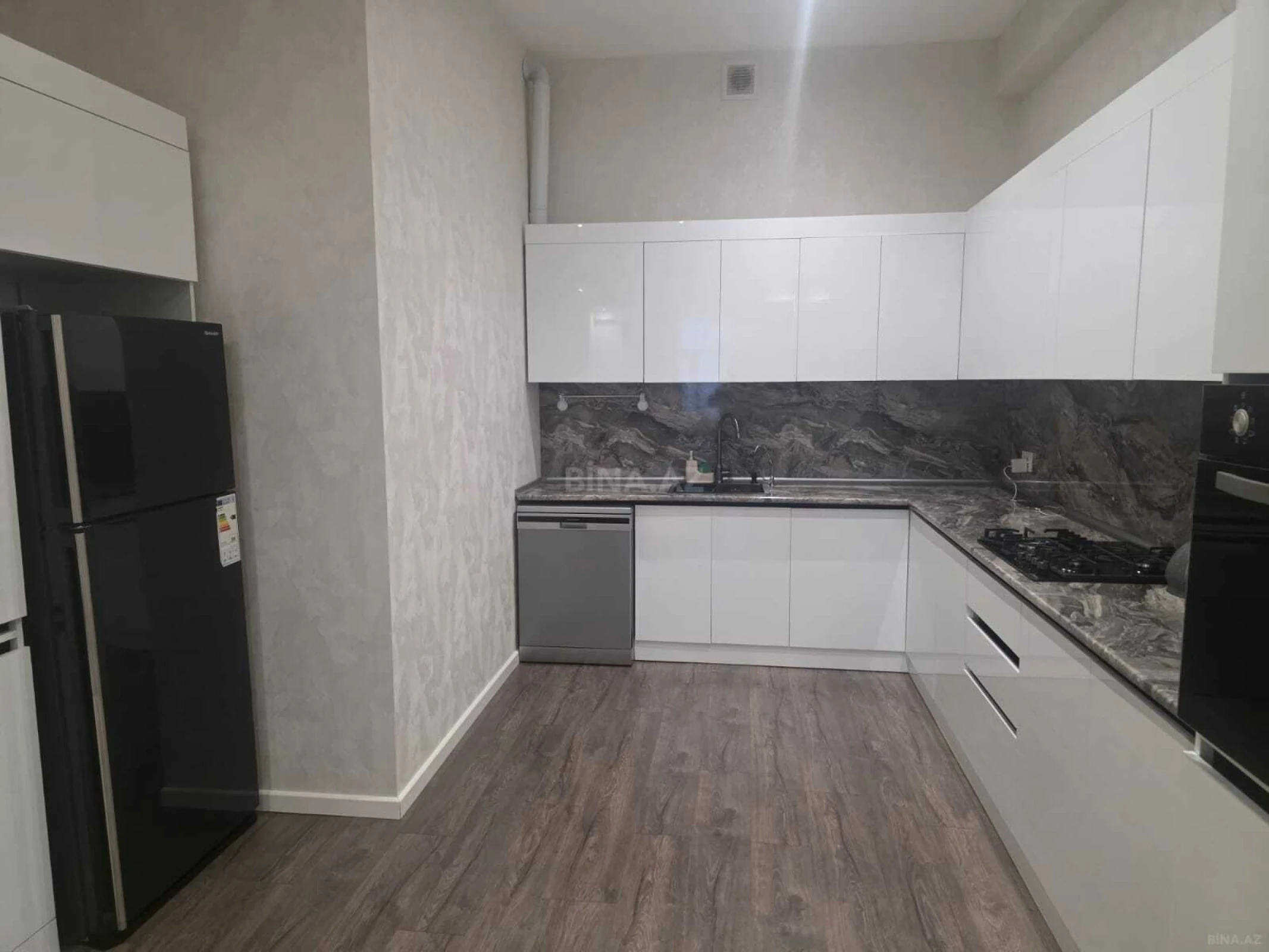 Satılır 2 otaqlı mənzil 97 m²