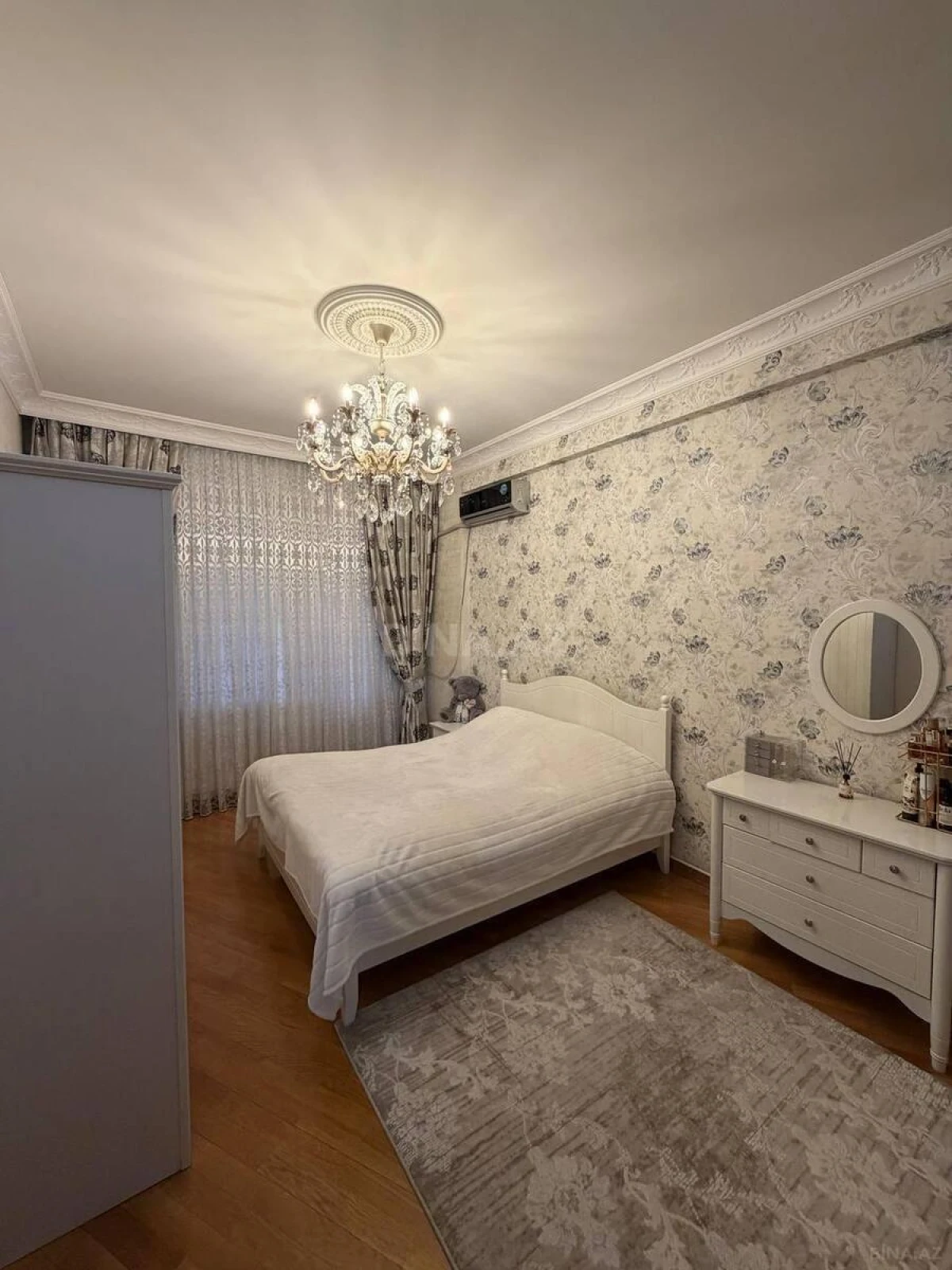 Satılır 5 otaqlı mənzil 214 m²