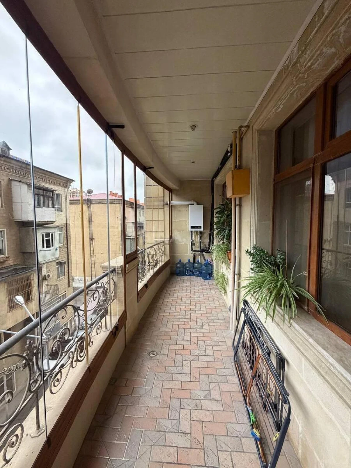 Satılır 5 otaqlı mənzil 214 m²