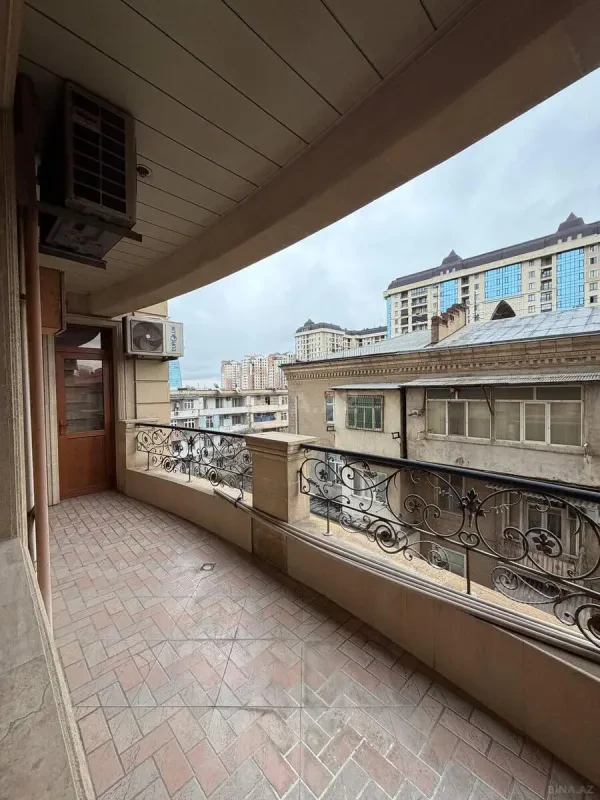 Satılır 5 otaqlı mənzil 214 m²