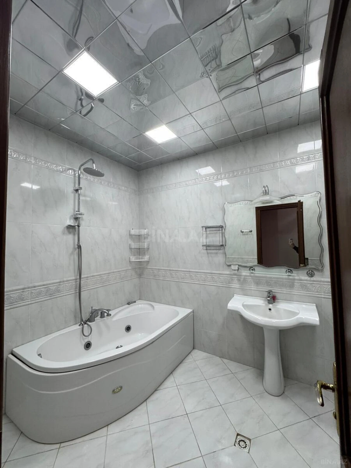 Kirayə verilir 4 otaqlı mənzil 160 m²