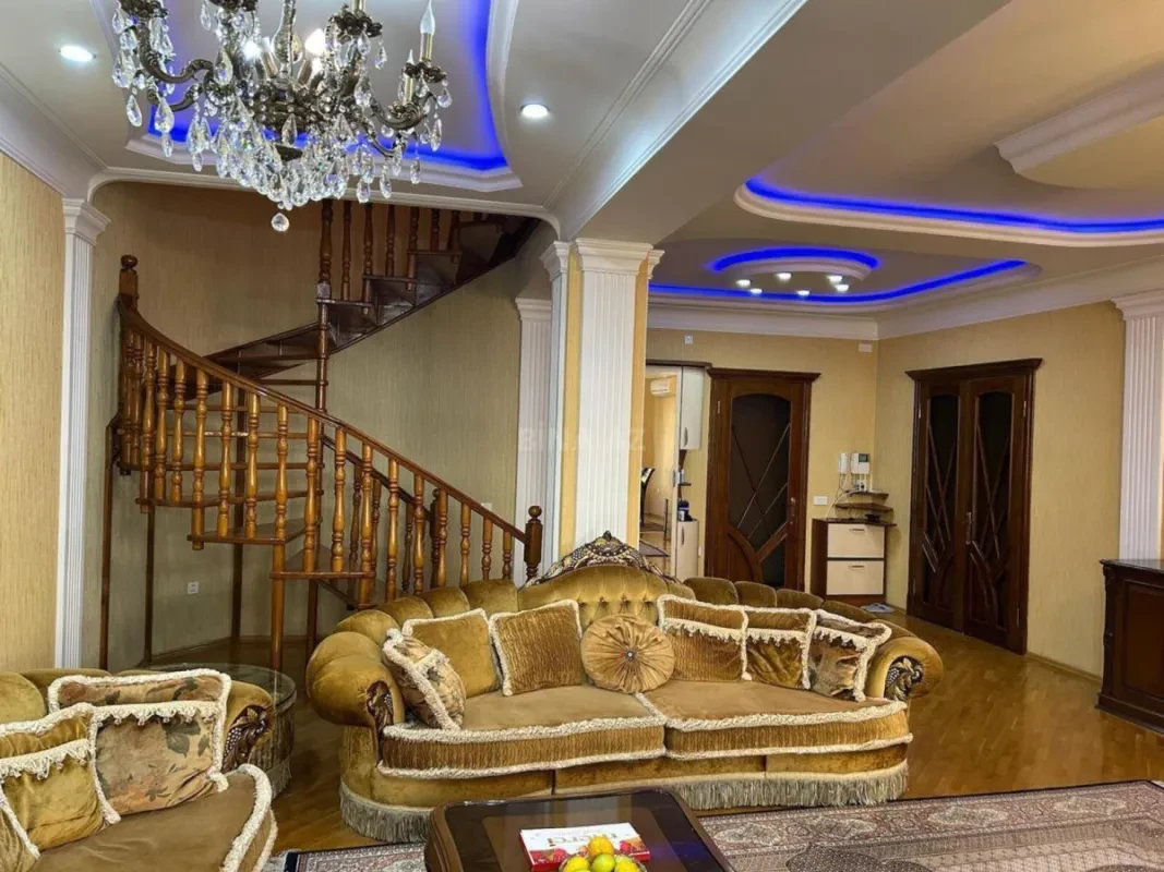 Satılır 3 otaqlı mənzil 184 m²