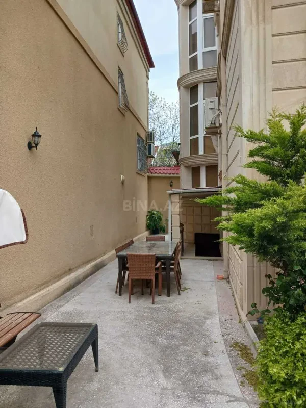 Satılır 9 otaqlı həyət evi 800 m²