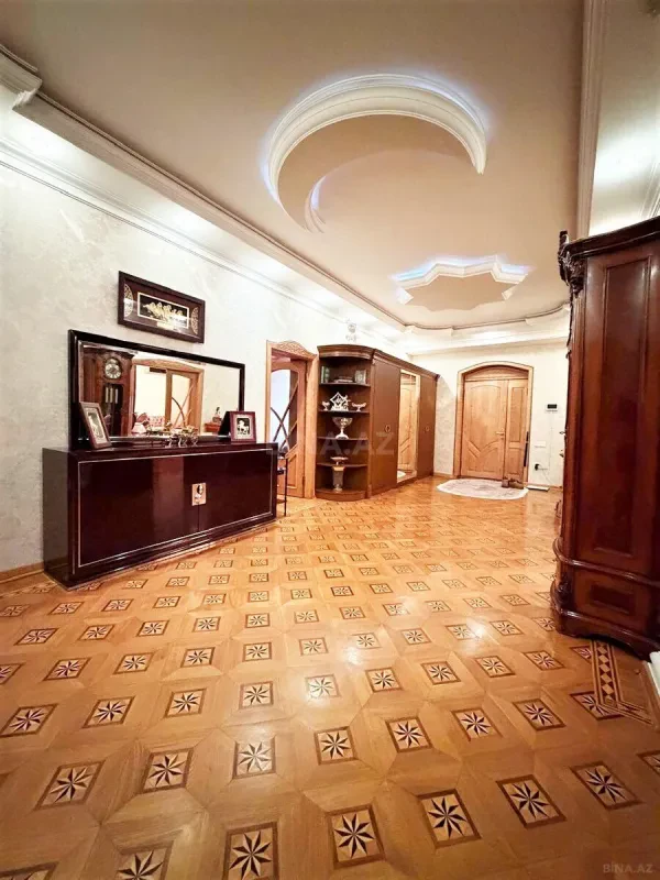 Satılır 9 otaqlı həyət evi 800 m²