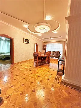 Satılır 9 otaqlı həyət evi 800 m²