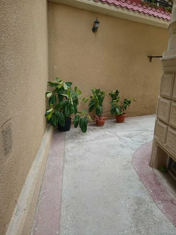 Satılır 9 otaqlı həyət evi 800 m²