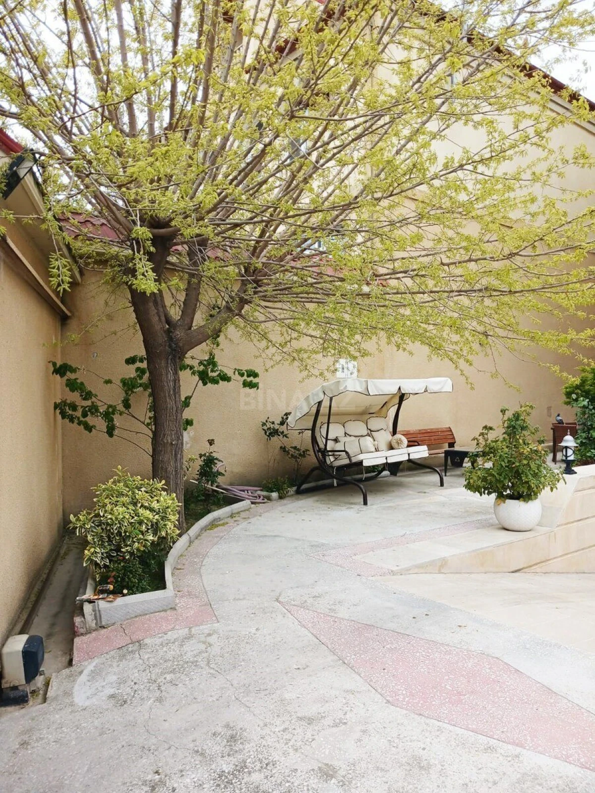 Satılır 9 otaqlı həyət evi 800 m²