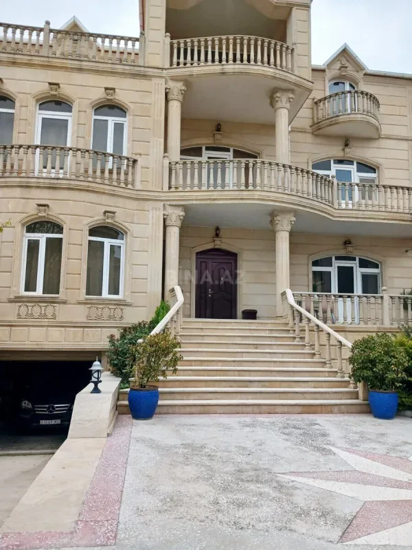 Satılır 9 otaqlı həyət evi 800 m²