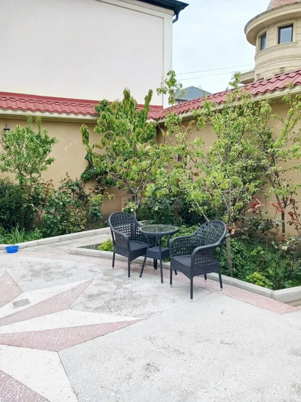 Satılır 9 otaqlı həyət evi 800 m²