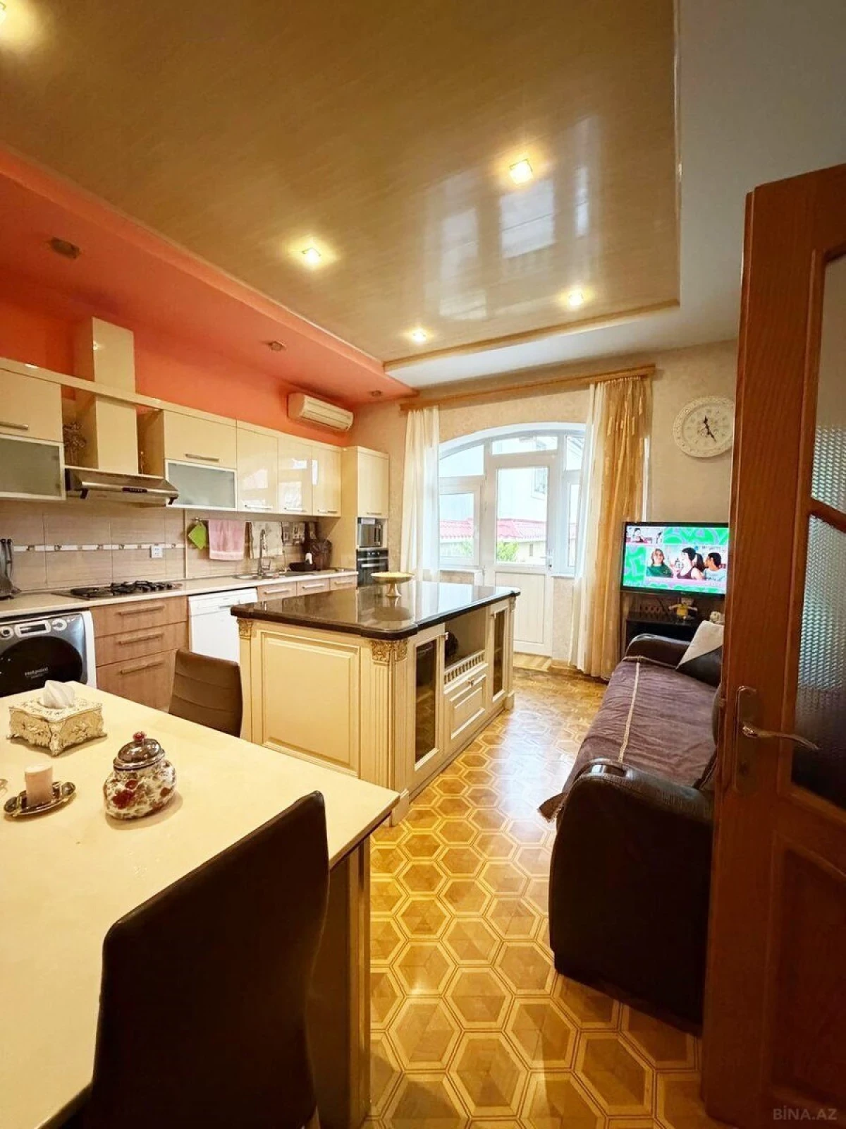 Satılır 9 otaqlı həyət evi 800 m²