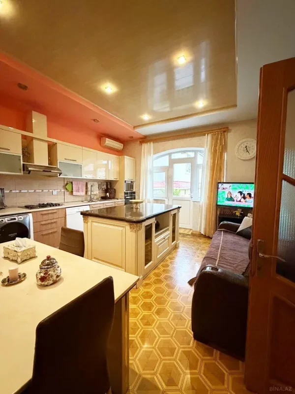 Satılır 9 otaqlı həyət evi 800 m²