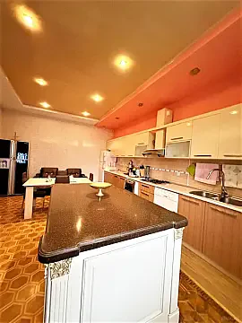 Satılır 9 otaqlı həyət evi 800 m²