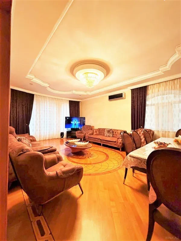 Satılır 9 otaqlı həyət evi 800 m²