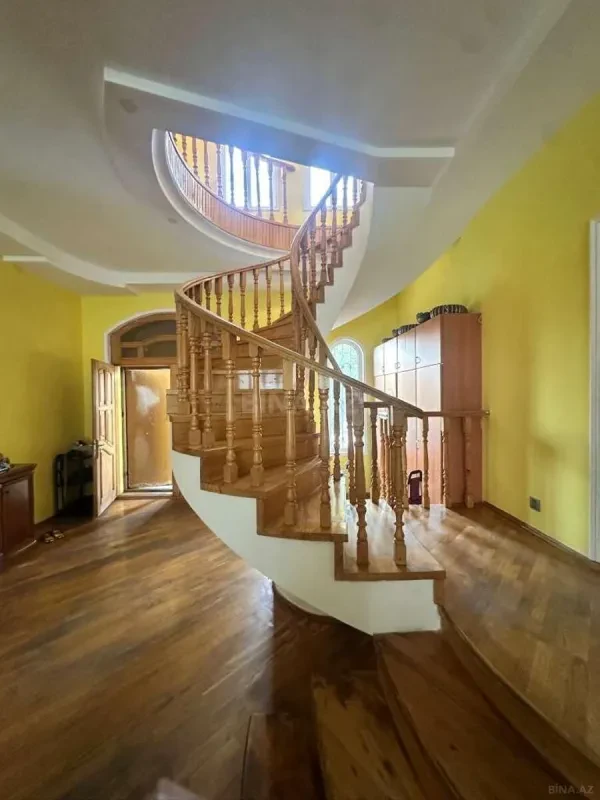 Satılır 13 otaqlı həyət evi 500 m²