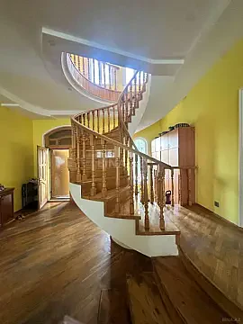 Satılır 13 otaqlı həyət evi 500 m²