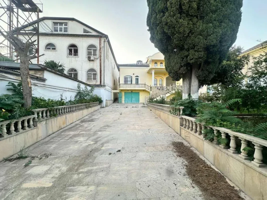 Satılır 13 otaqlı həyət evi 500 m²