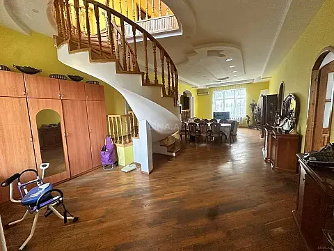 Satılır 13 otaqlı həyət evi 500 m²