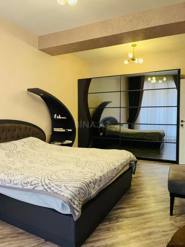 Satılır 4 otaqlı mənzil 215 m²