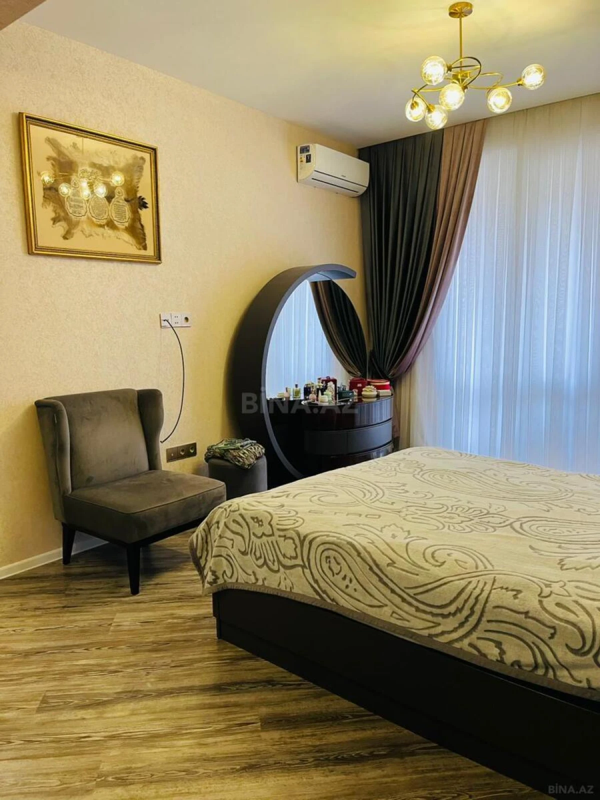 Satılır 4 otaqlı mənzil 215 m²