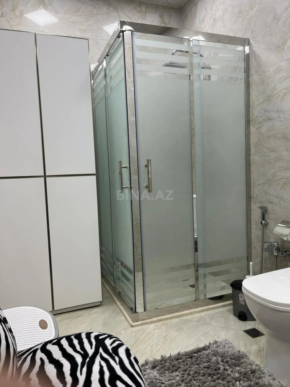 Satılır 4 otaqlı mənzil 215 m²