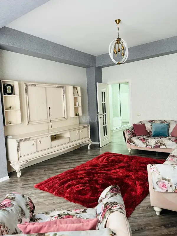 Satılır 4 otaqlı mənzil 215 m²