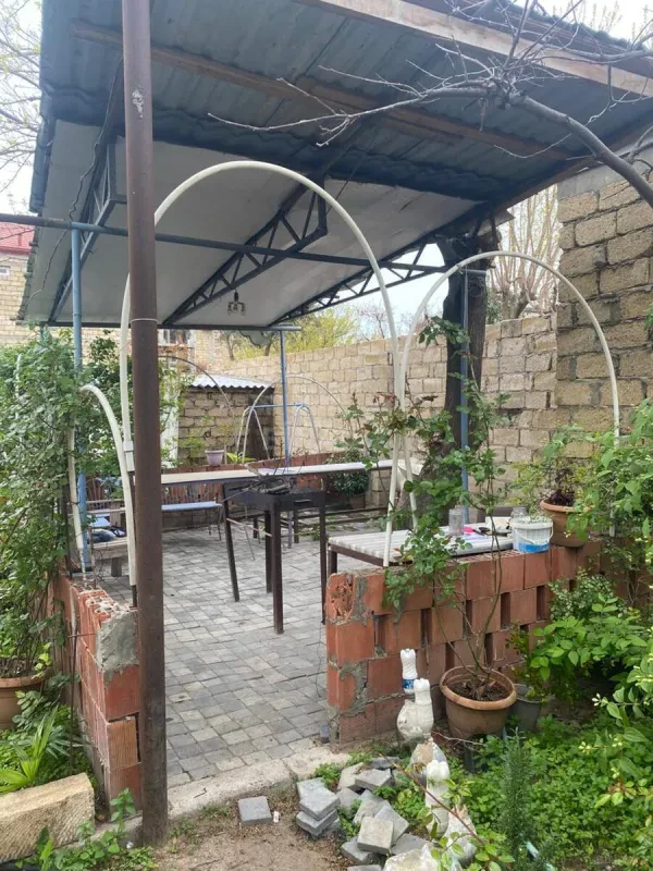 Satılır 15 otaqlı həyət evi 250 m²