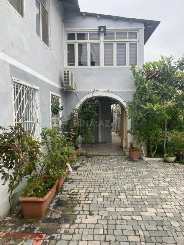 Satılır 15 otaqlı həyət evi 250 m²