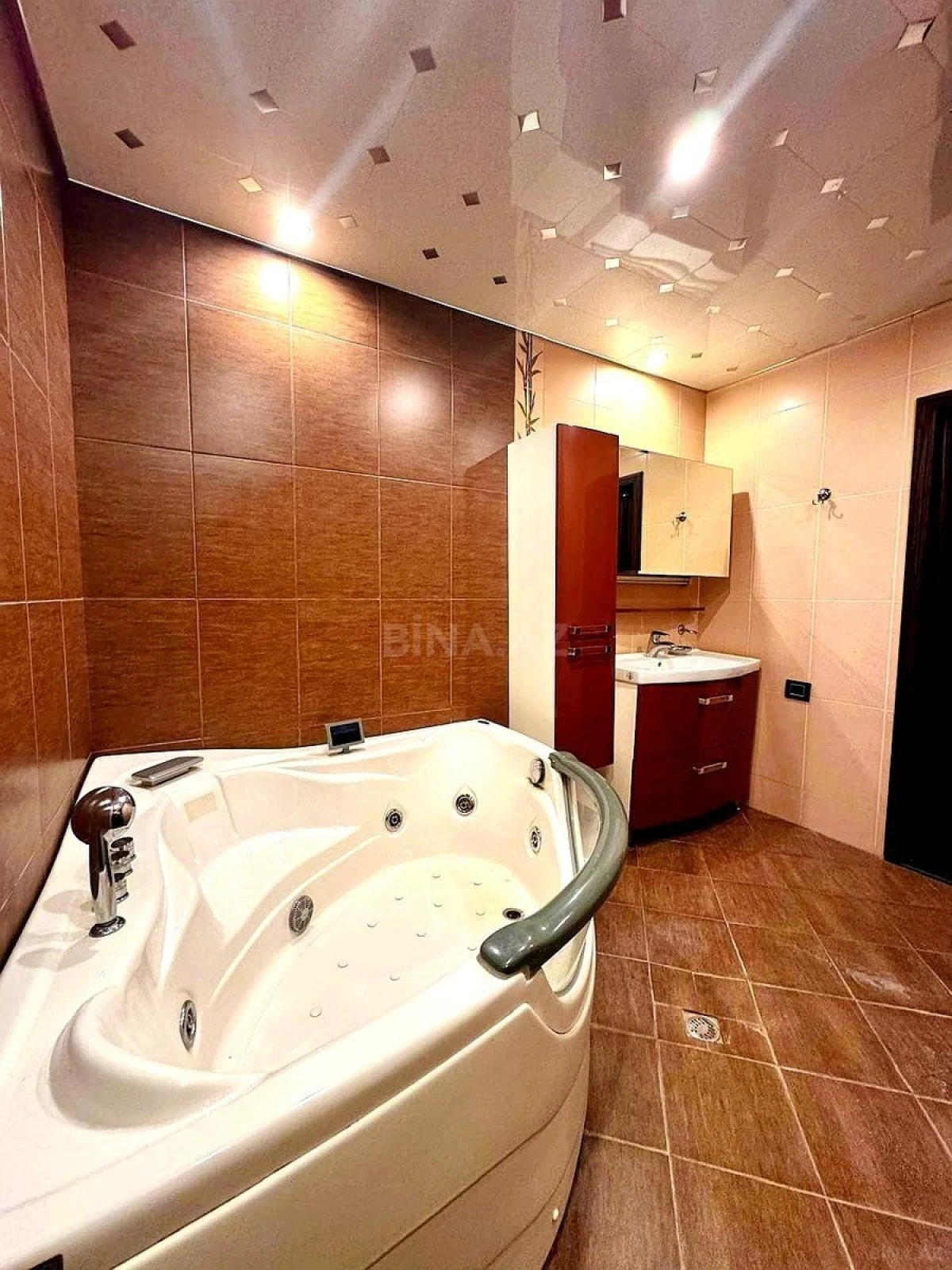 Satılır 3 otaqlı mənzil 150.5 m²