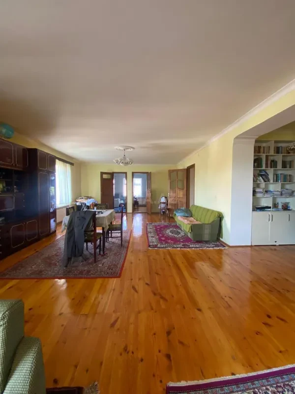 Satılır 8 otaqlı mənzil 360 m²