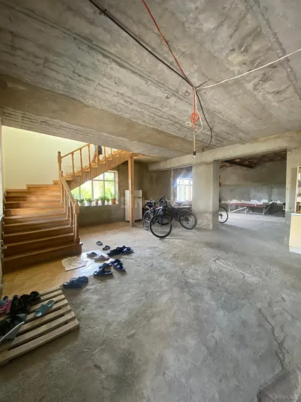 Satılır 8 otaqlı mənzil 360 m²