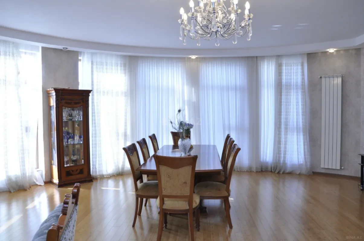 Satılır 4 otaqlı mənzil 205 m²