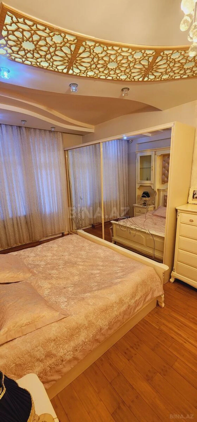 Satılır 3 otaqlı mənzil 137 m²