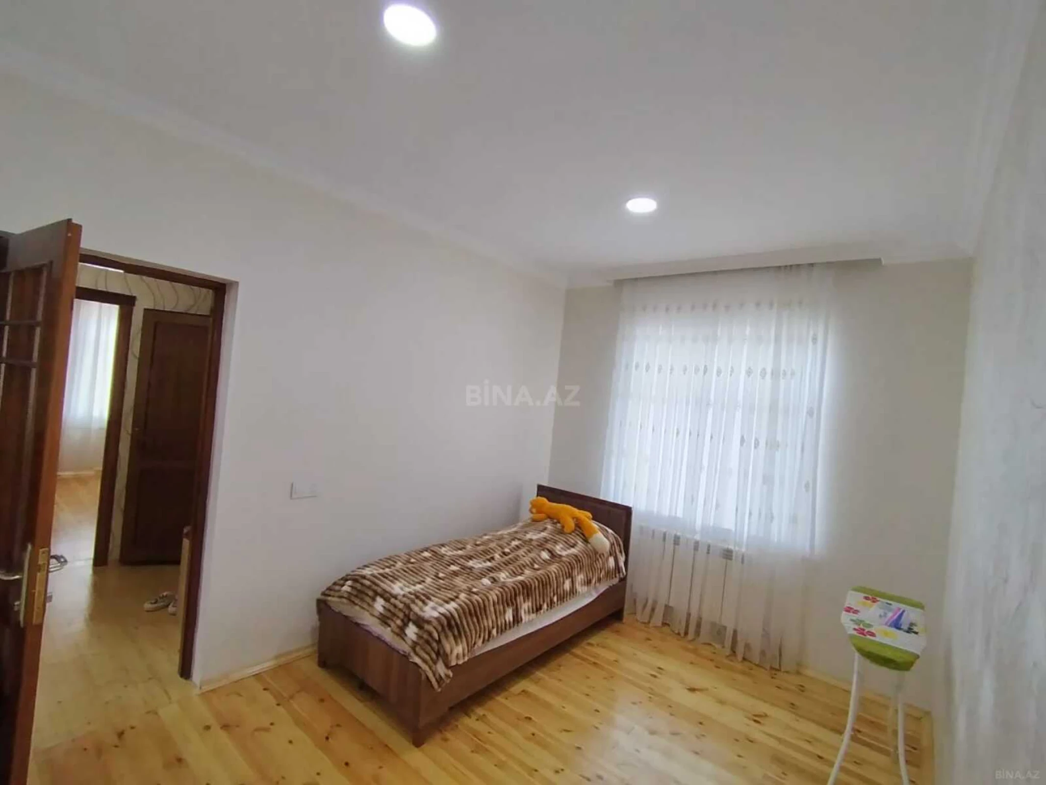 Satılır 6 otaqlı həyət evi 180 m²