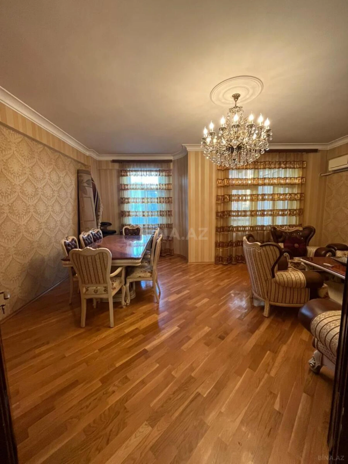 Satılır 3 otaqlı mənzil 135 m²