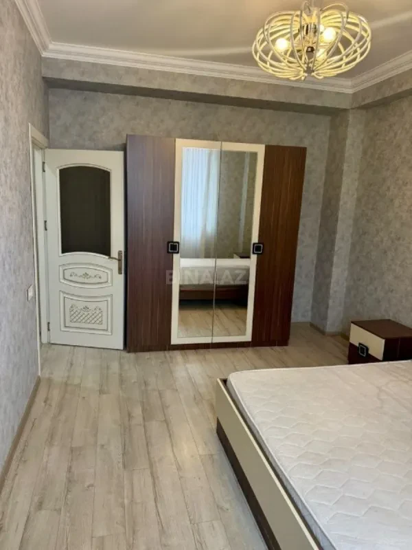 Satılır 4 otaqlı mənzil 187 m²