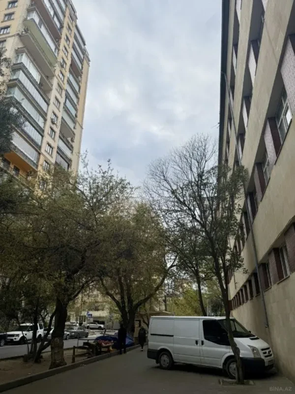 Satılır 4 otaqlı mənzil 187 m²
