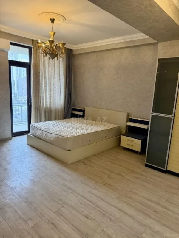 Satılır 4 otaqlı mənzil 187 m²
