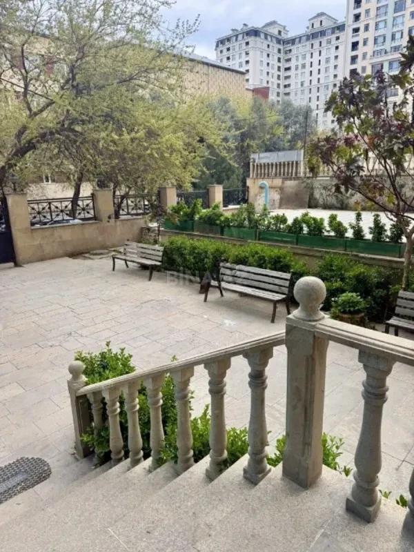 Satılır 4 otaqlı mənzil 187 m²