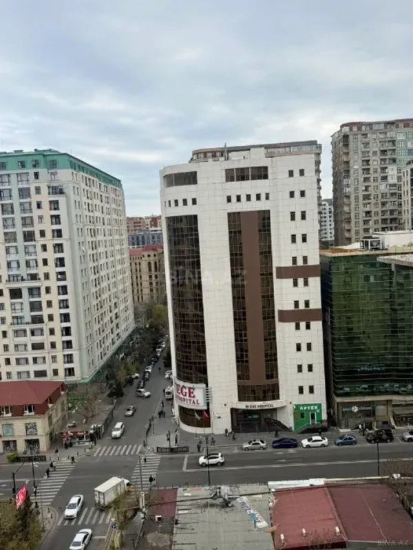 Satılır 4 otaqlı mənzil 187 m²