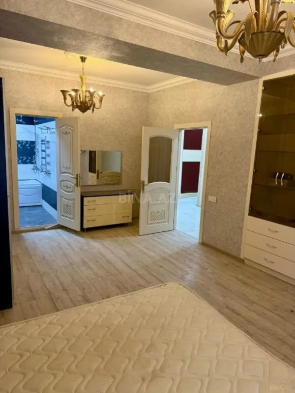 Satılır 4 otaqlı mənzil 187 m²