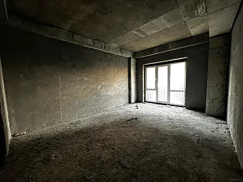 Satılır 4 otaqlı mənzil 197 m²