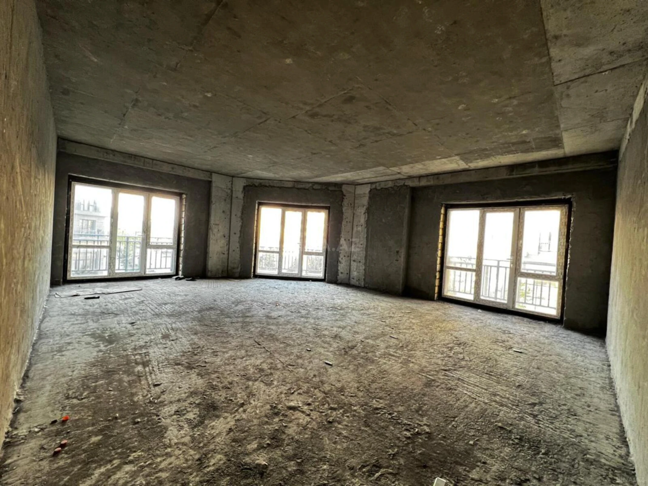 Satılır 4 otaqlı mənzil 197 m²