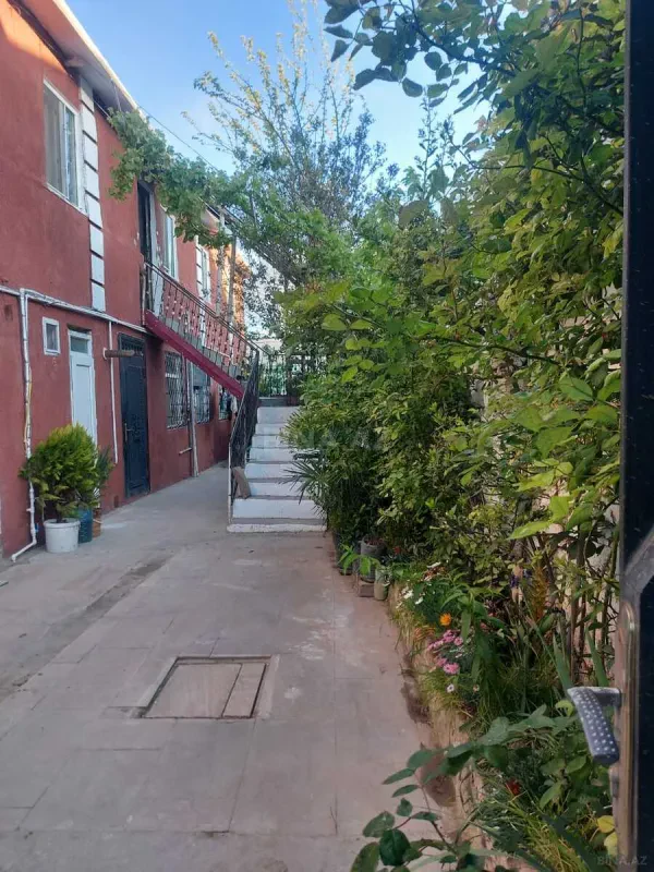 Satılır 9 otaqlı həyət evi 162 m²