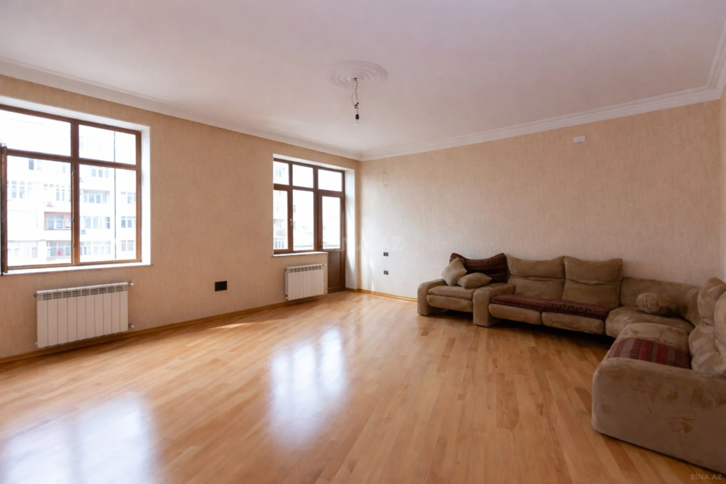 Satılır 4 otaqlı mənzil 210 m²