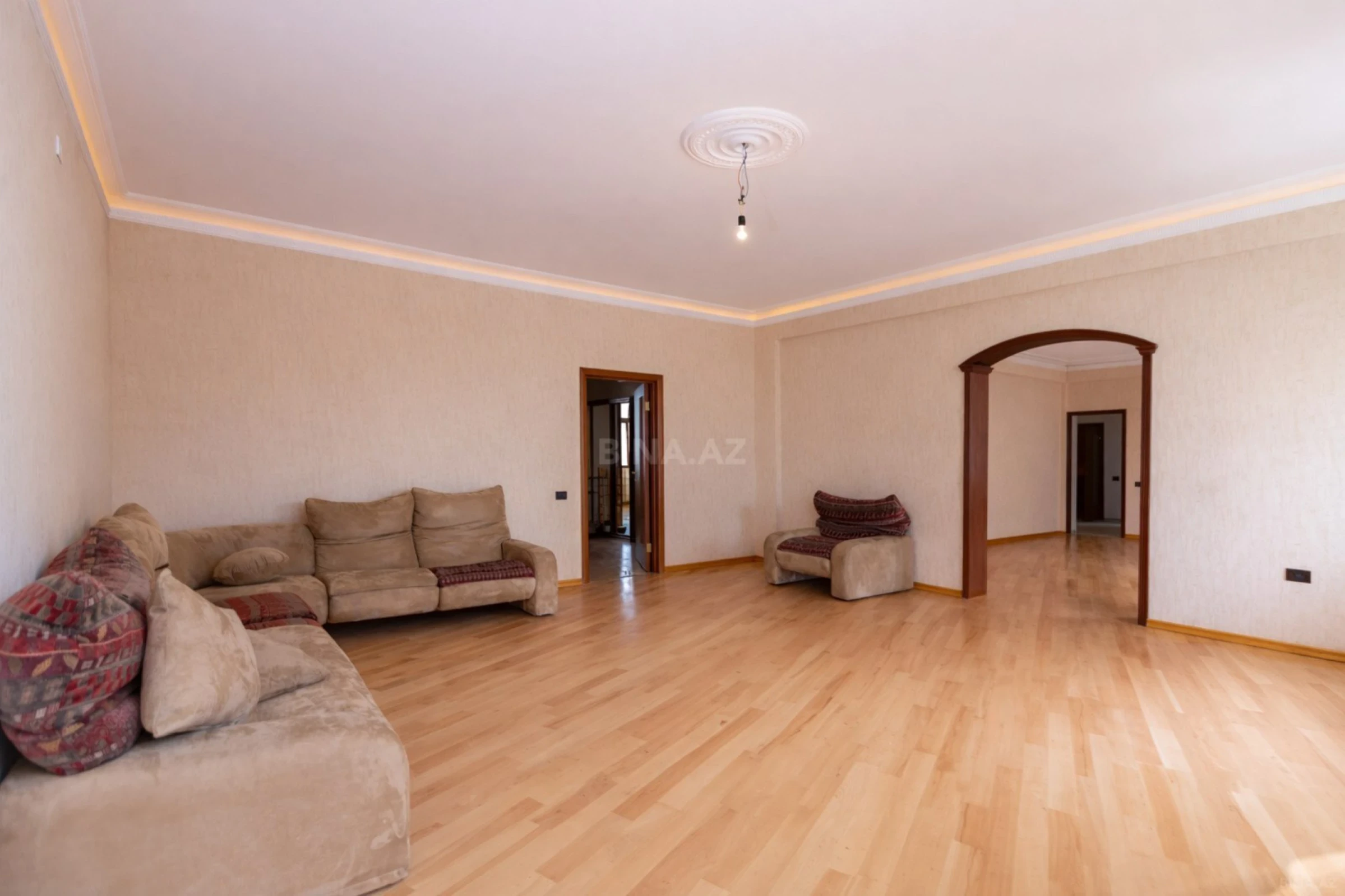 Satılır 4 otaqlı mənzil 210 m²