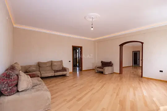 Satılır 4 otaqlı mənzil 210 m²