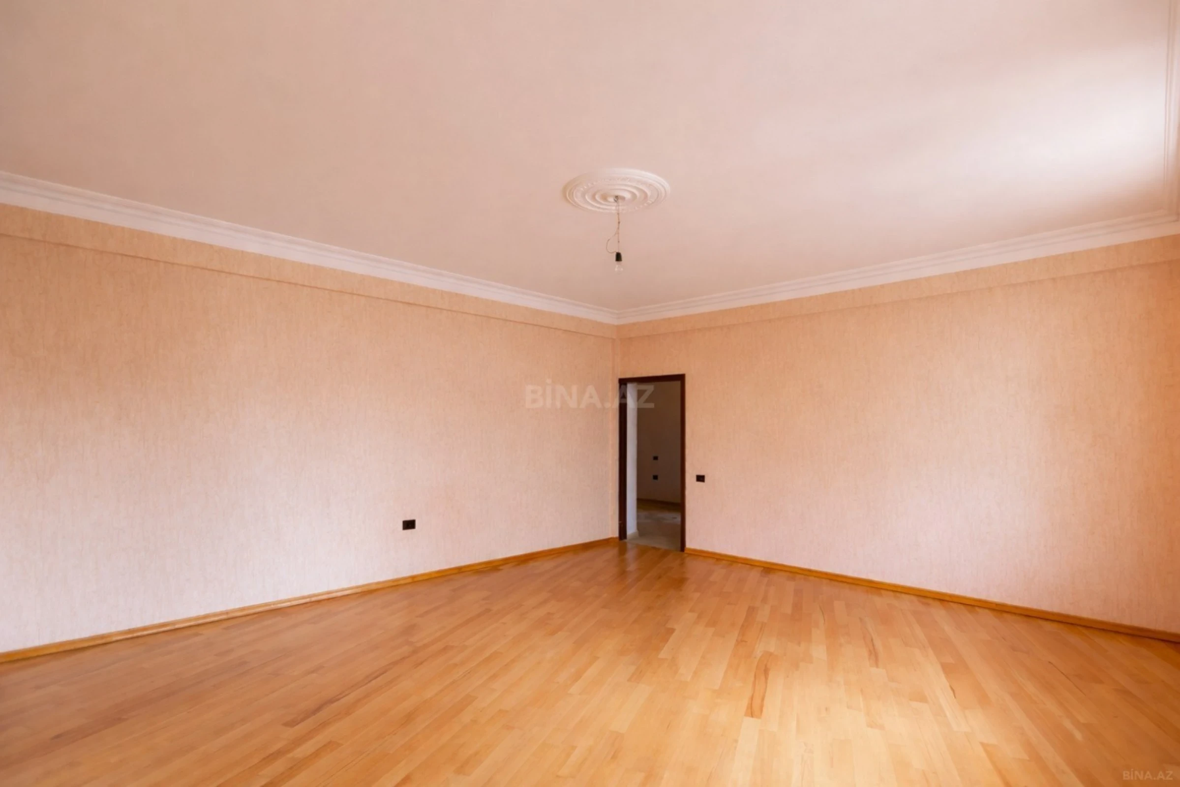 Satılır 4 otaqlı mənzil 210 m²