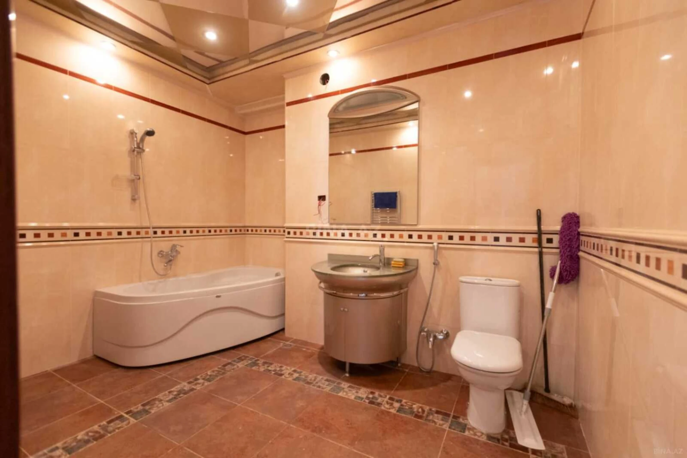Satılır 4 otaqlı mənzil 210 m²
