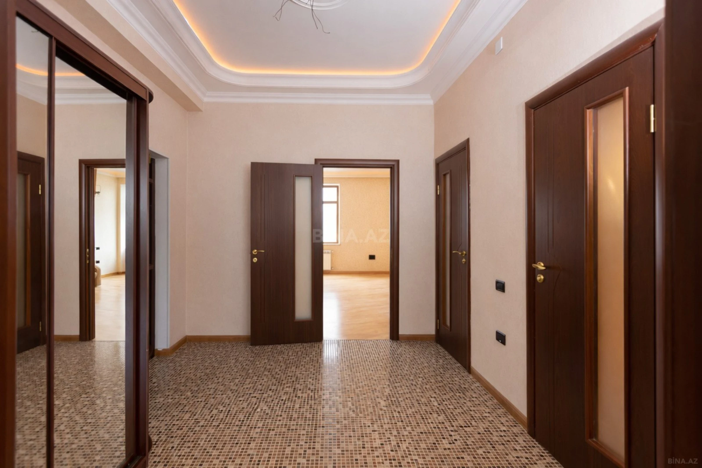 Satılır 4 otaqlı mənzil 210 m²
